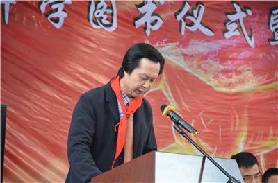 2014施忠旗董事長(zhǎng)參加企業(yè)家向三山中學(xué)捐書活動(dòng)